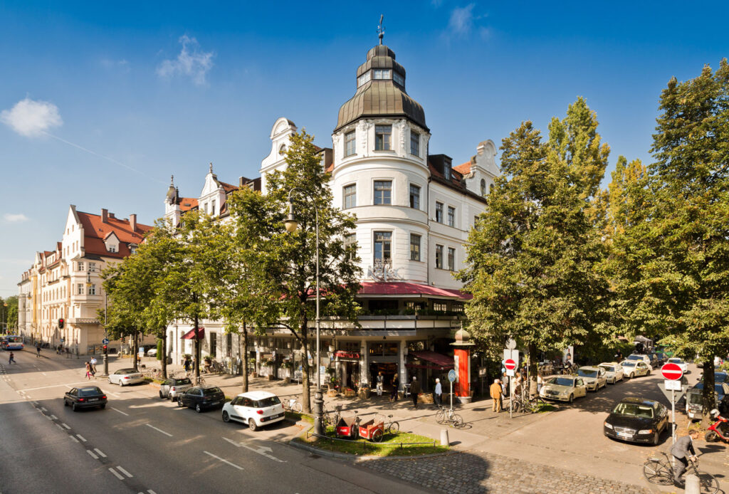 Historisches Gebäude der Käfer-Schänke in München-Bogenhausen mit maßgefertigten Markisen und Sonnenschutzlösungen von Rankl