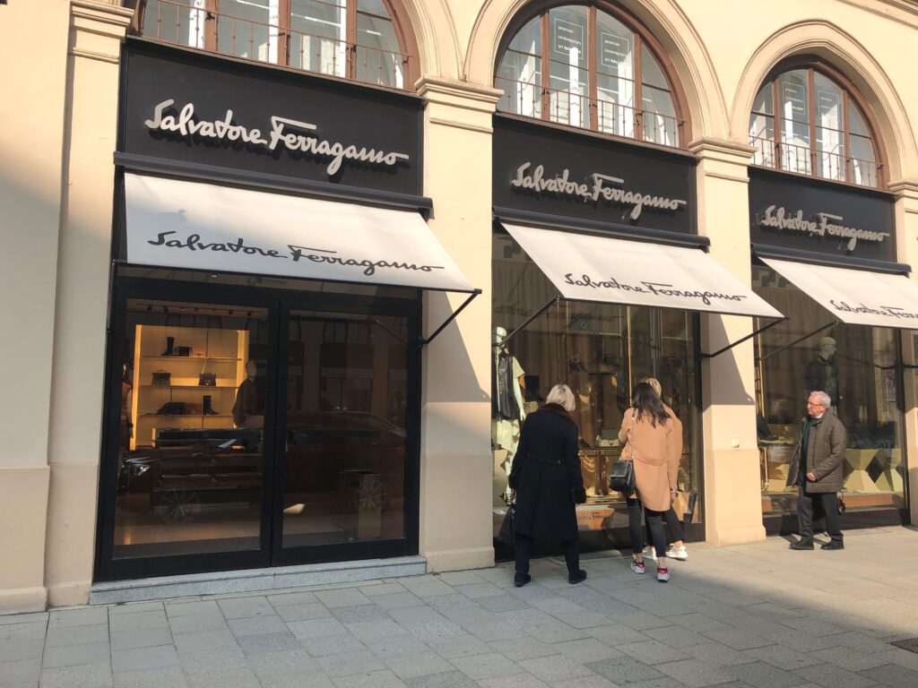 Salvator Ferragamo Laden mit maßgeschneiderten Markisen in München